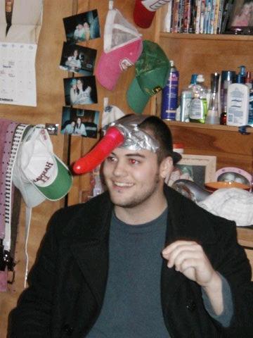 頭にペニバンを付けている人（screwnicorn）