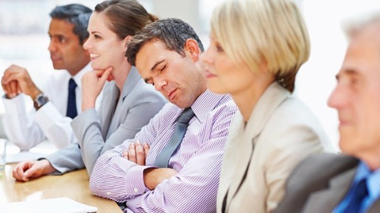 会議中に寝る男