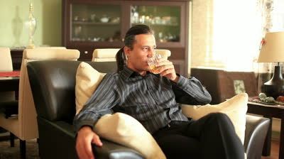 お酒を飲む男性